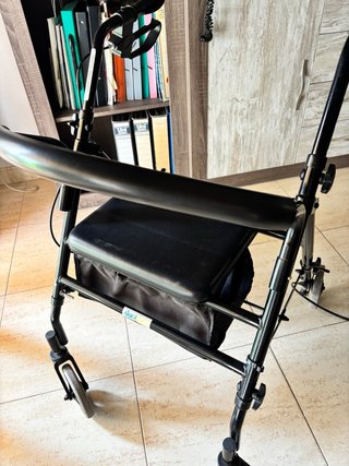 Andador para ancianos con asiento