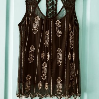 Blusa negra encaje, pedrería y flecos talle M