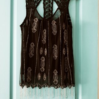 Blusa negra encaje, pedrería y flecos talle M