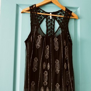 Blusa negra encaje, pedrería y flecos talle M
