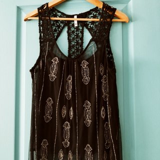 Blusa negra encaje, pedrería y flecos talle M