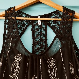 Blusa negra encaje, pedrería y flecos talle M