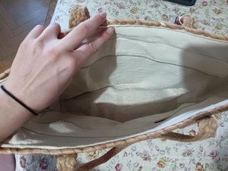 Bolsa de playa beige y rosa con adornos