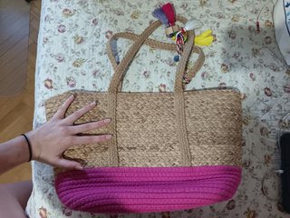 Bolsa de playa beige y rosa con adornos