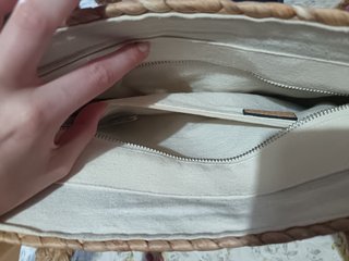 Bolsa de playa beige y rosa con adornos