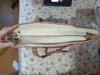 Bolsa de playa beige y rosa con adornos
