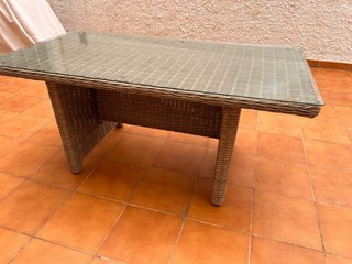 Mesa alta jardín/terraza mimbre y cristal