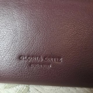 Billetera Gloria Ortiz Piel Beige y Morado