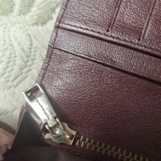 Billetera Gloria Ortiz Piel Beige y Morado