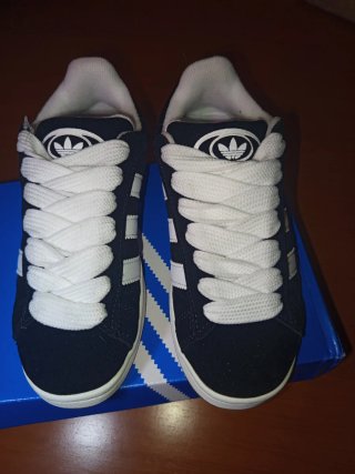 Zapatillas Adidas Negras y Blancas
