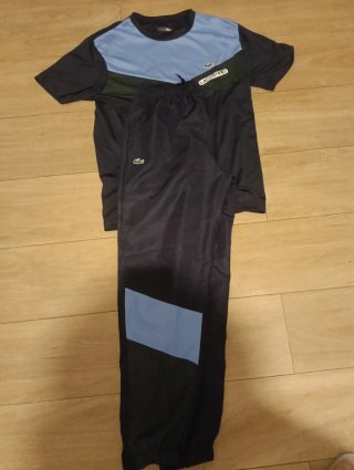 Conjunto deportivo Lacoste negro y verde
