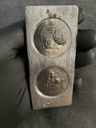 Lingote de plomo con sello de moneda griega