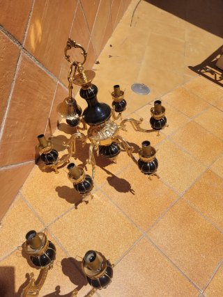 Lampade da soffitto dorate e nere