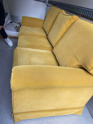 Sofá de terciopelo amarillo