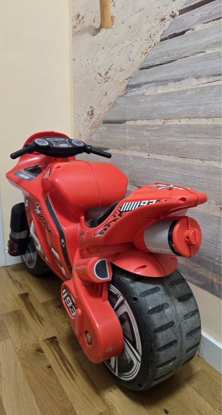 Moto infantil roja