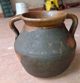 Puchero antiguo de barro con asas
