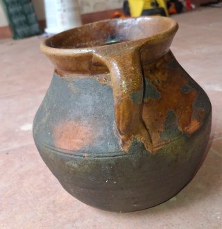 Puchero antiguo de barro con asas