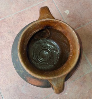 Puchero antiguo de barro con asas