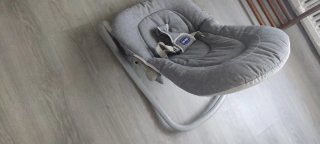Hamaca bebé marca Chicco gris