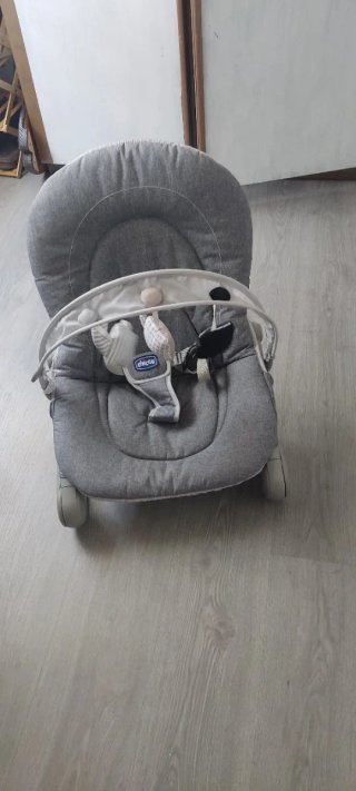 Hamaca bebé marca Chicco gris