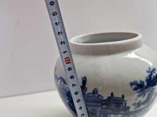 Elegante vaso in porcellana con coperchio