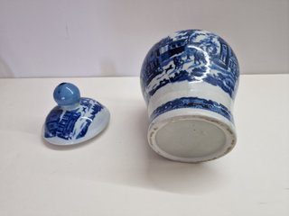 Elegante vaso in porcellana con coperchio