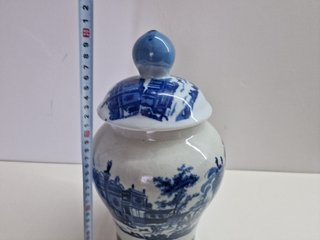Elegante vaso in porcellana con coperchio