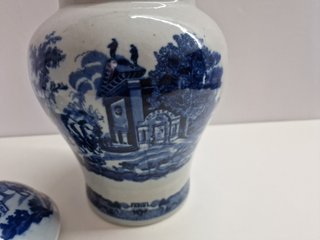 Elegante vaso in porcellana con coperchio