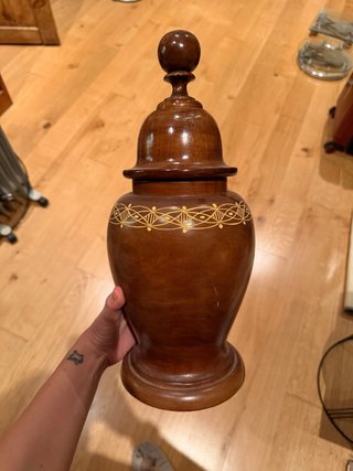 Jarrón de madera con tapa decorada