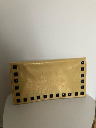 Pochette Gialla Con Borchie Nere