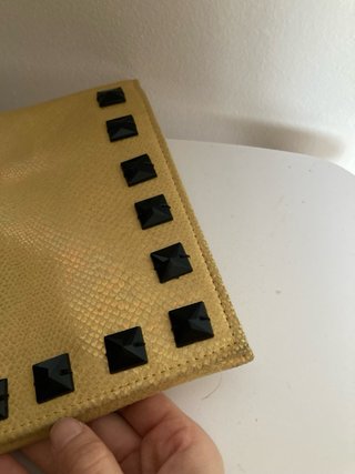 Pochette Gialla Con Borchie Nere