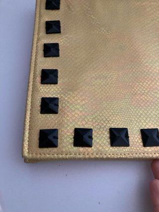 Pochette Gialla Con Borchie Nere