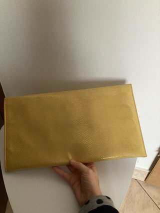Pochette Gialla Con Borchie Nere
