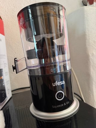 Exprimidor Ufesa Squeeze & Go USB Negro