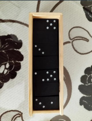 Caja de dominó de madera