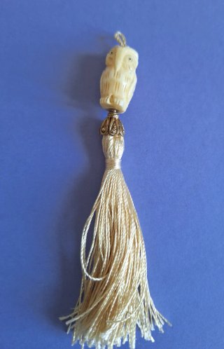 Colgante Búho Tallado en material natural y borla