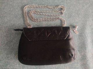 Bolso de fiesta negro y cadena.
