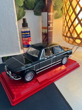 BMW 2002tii 1:18 Nuevo
