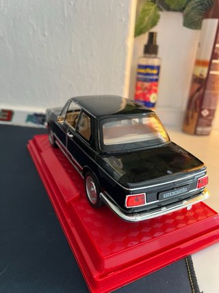 BMW 2002tii 1:18 Nuevo