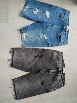 Pantalones vaqueros cortos desgastados