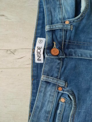 Pantalones vaqueros cortos desgastados