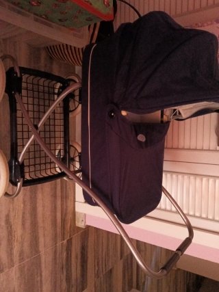 Carrito de bebé de juguete