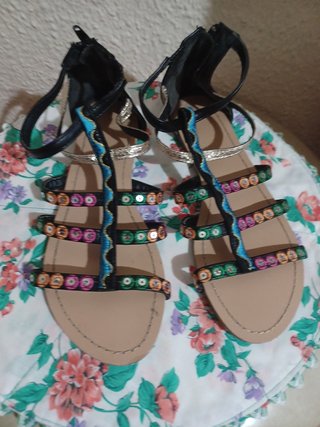 Sandalias planas chica negras y multicolor