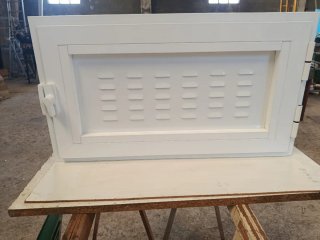 Ventana aluminio con rejilla ventilación
