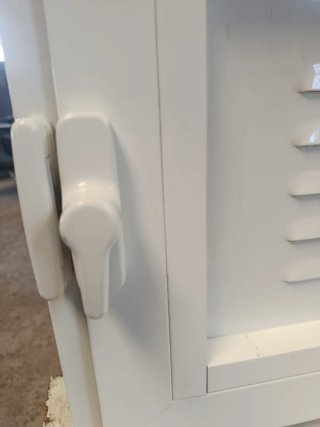 Ventana aluminio con rejilla ventilación