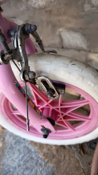 Bicicleta infantil rosa con ruedas blancas