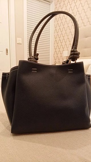 Bolso azul marino con asas de cuero