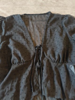 Blusa negra con volantes
