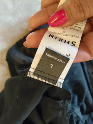Blusa negra con volantes