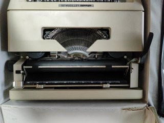 Máquina de escribir Olivetti Lettera 25